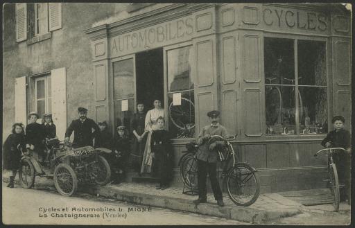 Un magasin de cycles et de réparations automobiles, tenu par L. Migné, au coin de la rue des Halles et de Saint-Jean.